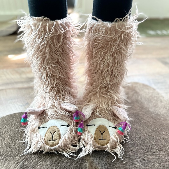 Fuzzy Llama Slippers - Picture 1 of 7